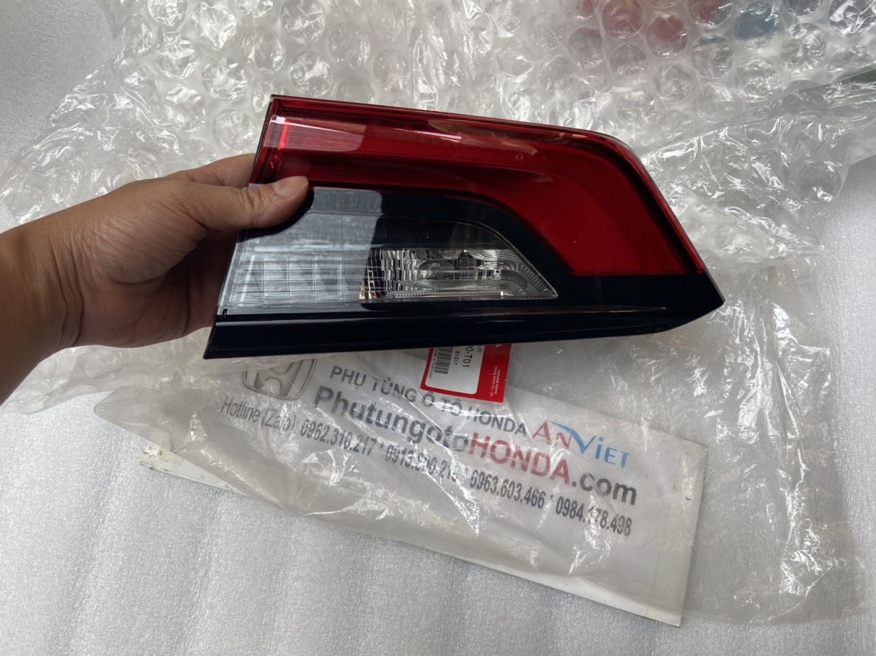 Đèn hậu miếng trong trên cốp xe Honda CIVIC 2022